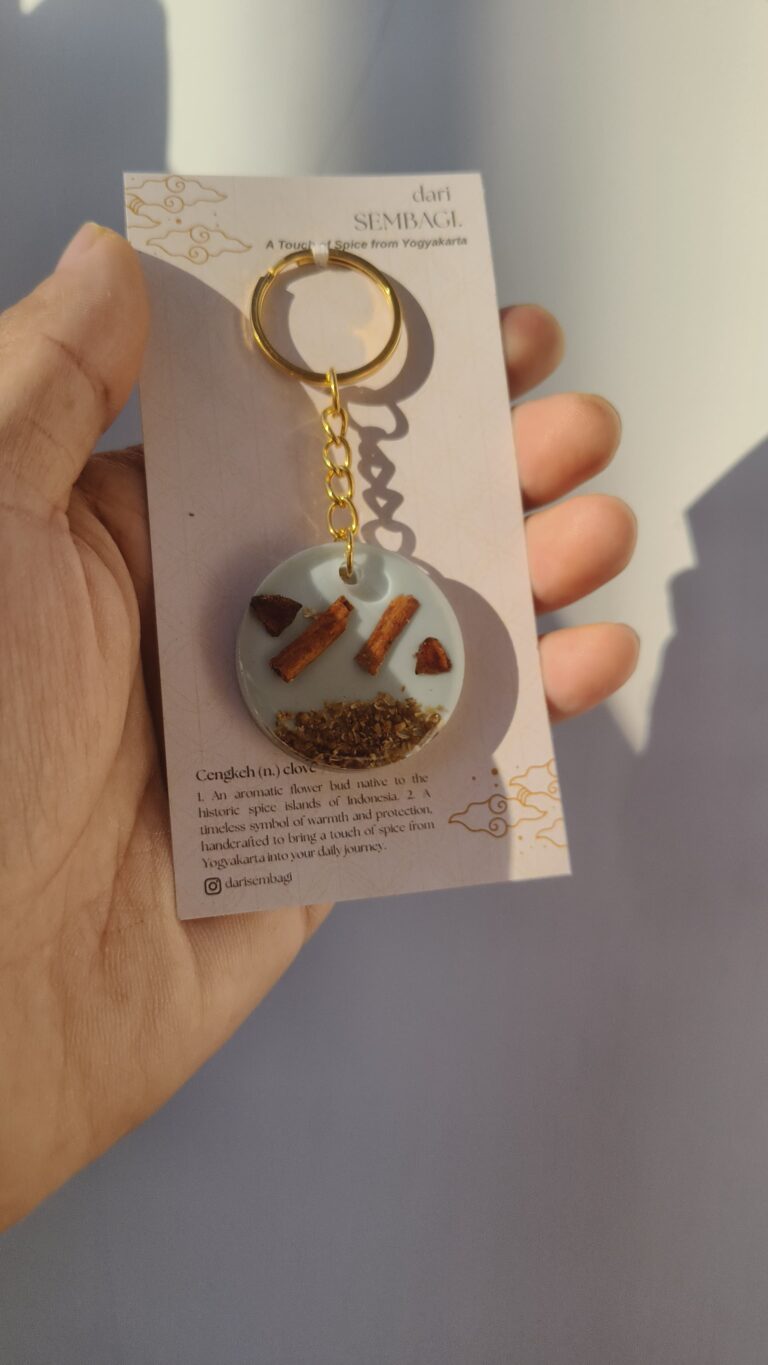 Round Spice Resin Keychain - Handmade Nusantara Clove Nutmeg Cinnamon - dari SEMBAGI